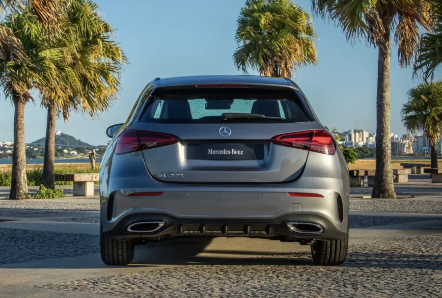 O consumo urbano é de 12,1 km/l e o rodoviário de 14,3 km/l, garantindo autonomia total de 615 km, o que o torna eficiente para viagens médias e uso diário.