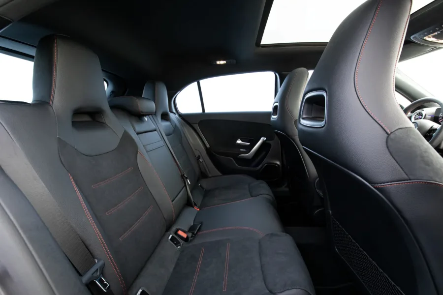 Com espaço para 5 ocupantes, porta-malas de 350 litros e acabamento de alto padrão, o A200 se destaca em tecnologia, conforto e pacote completo de segurança ativa.