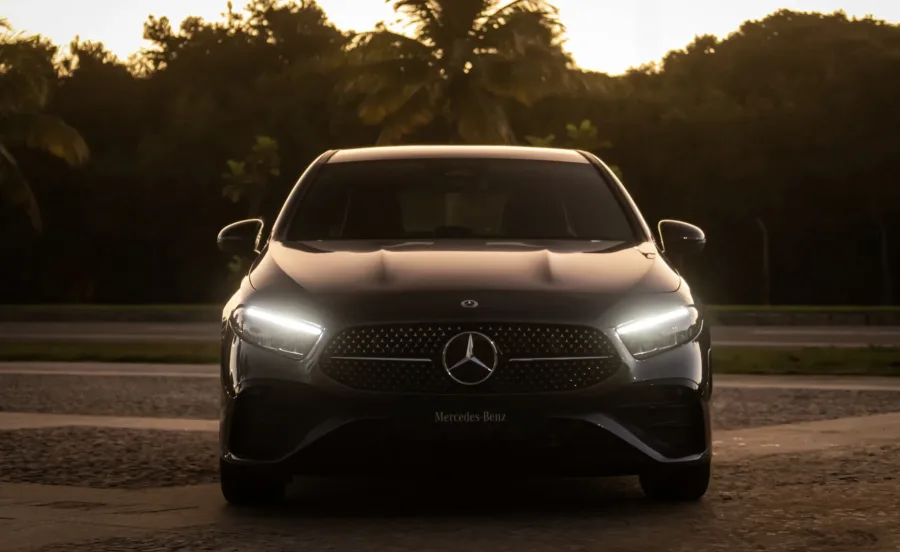 O Mercedes-Benz A 200 2025 combina tecnologia híbrida leve, conforto e desempenho, oferecendo versões voltadas ao uso urbano e rodoviário com foco em eficiência e dirigibilidade premium.