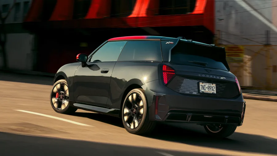 É ágil na cidade e estável na estrada, ideal para quem viaja a dois. O porta-malas de 210 litros é pequeno, mas suficiente para bagagens leves e uso cotidiano.