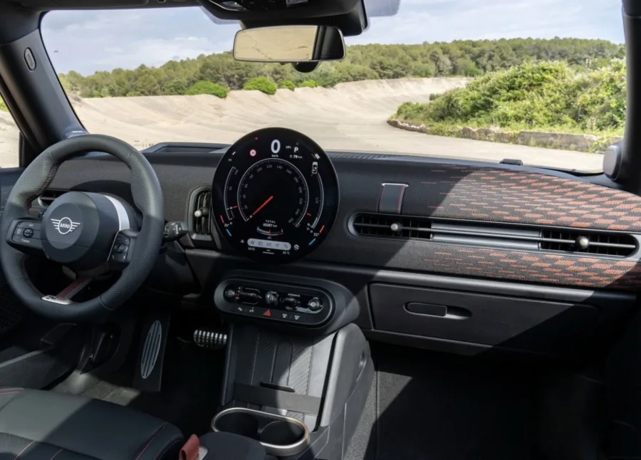 O câmbio automatizado de 7 marchas e a tração dianteira proporcionam condução precisa e confortável, com trocas rápidas e eficientes no uso diário.