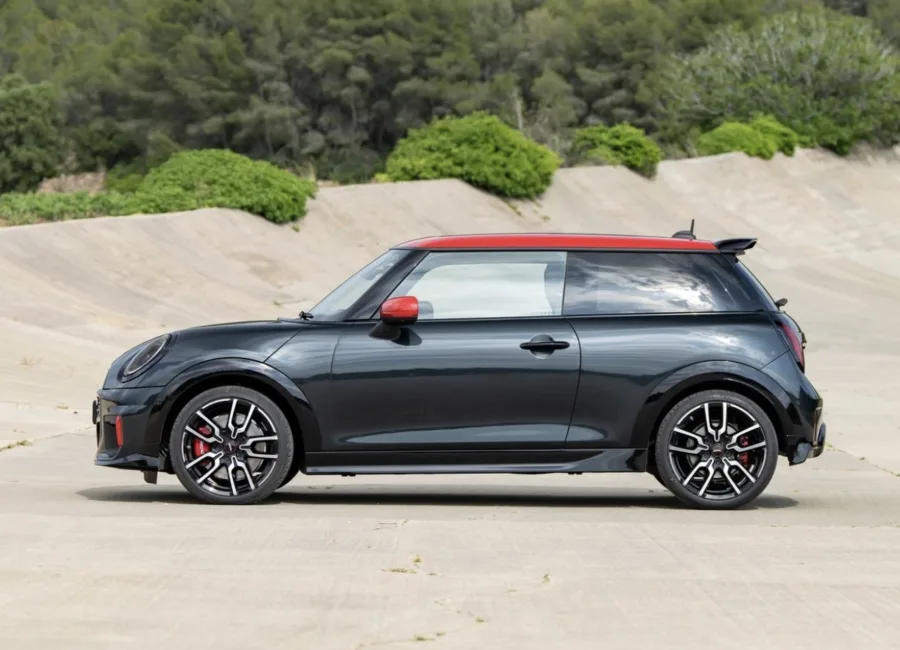 Equipado com motor 2.0 turbo de 231 cv e torque de 38,7 kgfm, acelera de 0 a 100 km/h em 6,1 s e atinge 250 km/h. Ideal para quem quer agilidade e resposta imediata.