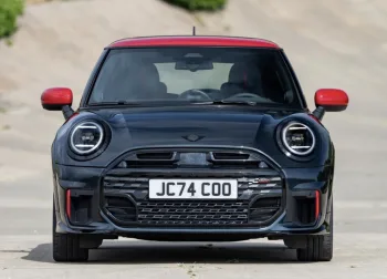 Mini Cooper John Works 2.0 2026: Ficha Técnica, Preço e Desempenho; compacto esportivo combina luxo britânico e motor 2.0 turbo
