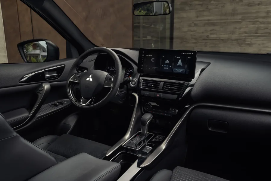 No interior, o SUV revela um ambiente premium. Os bancos em couro e camurça com costuras cinza, a multimídia flutuante de 12,3 polegadas e o som JBL entregam conforto e tecnologia de ponta.