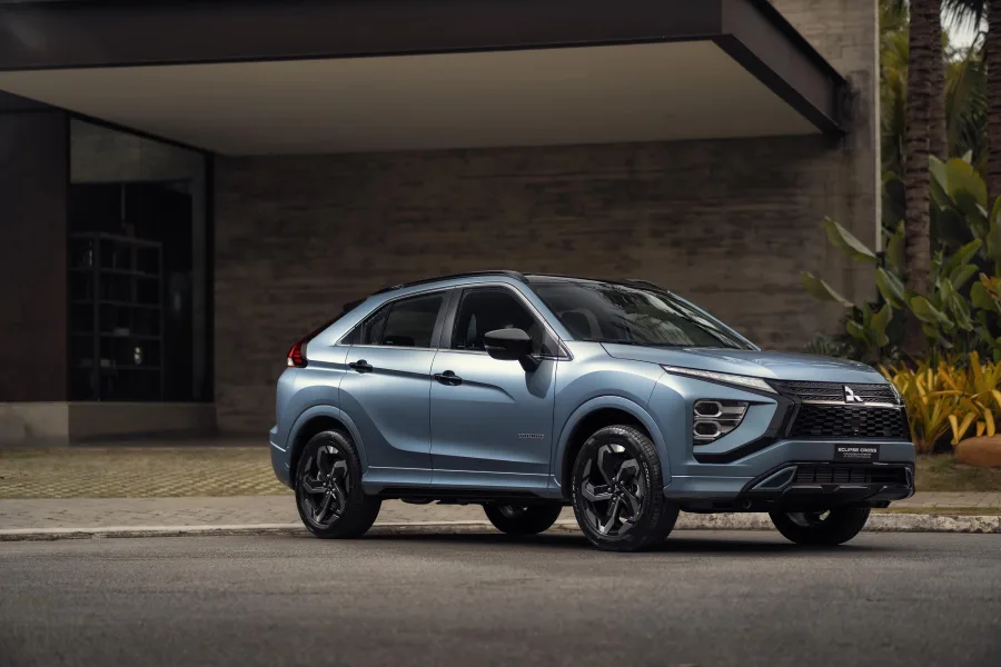 O Eclipse Cross Tarmac chega como série especial de apenas 120 unidades, combinando elegância e exclusividade. A cor Azul Tarmac e o acabamento em preto brilhante definem o visual urbano e sofisticado do SUV.