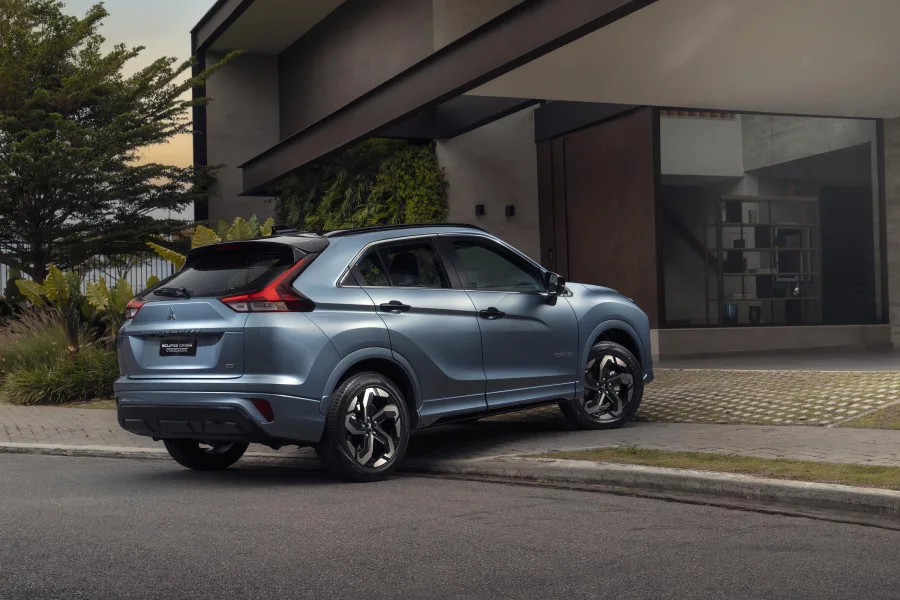 Por fora, o design aposta em contrastes fortes. O teto, os retrovisores e as maçanetas escurecidas realçam a esportividade, enquanto rodas aro 18 com verniz fumê completam o conjunto refinado.