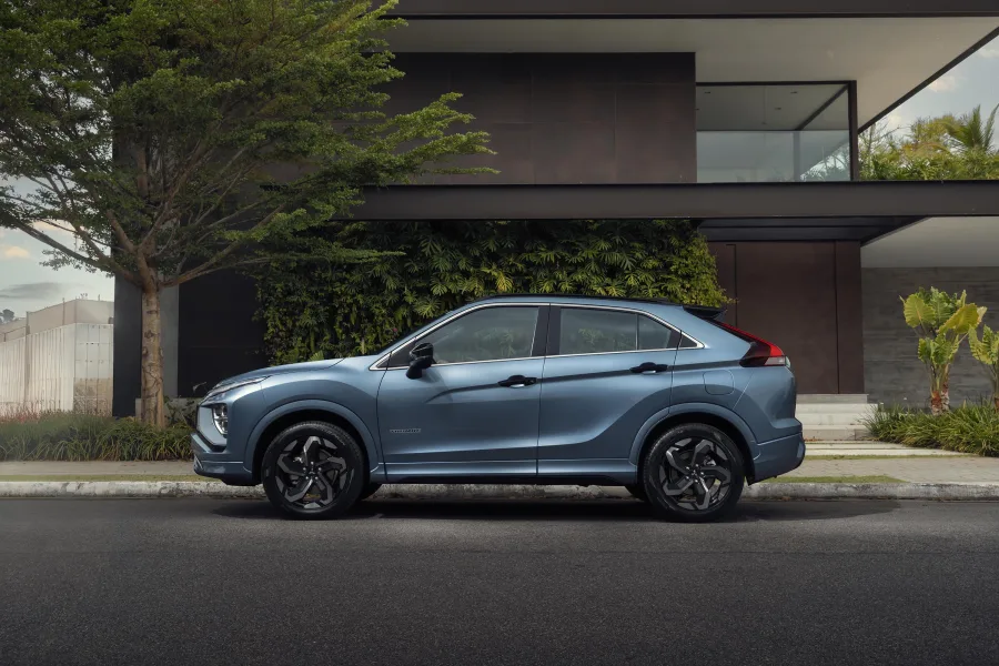 A mecânica mantém o motor 1.5 turbo MIVEC de 165 cv e 25,5 kgfm de torque. O câmbio CVT com simulação de oito marchas e paddle-shifters garante dirigibilidade ágil e eficiente em qualquer trajeto.