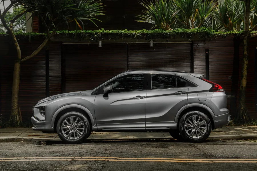 É prático e confortável para o uso diário e viagens, com espaço traseiro adequado e porta-malas de 473 litros, bom desempenho em estrada e estabilidade em curvas.