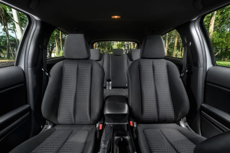 O modelo oferece conforto e tecnologia, com ar-condicionado automático, volante multifuncional, 5 lugares, controle de tração e estabilidade, e conectividade completa.