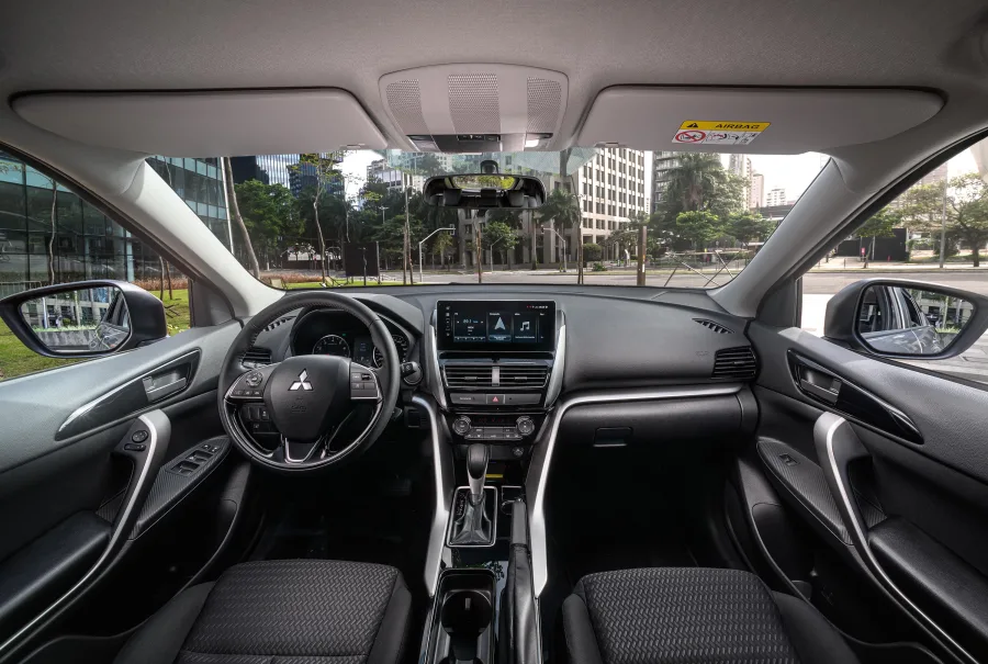 A transmissão CVT oferece respostas suaves e práticas, ideal para uso urbano e rodoviário, mantendo baixo ruído e boa adaptação às condições de tráfego.