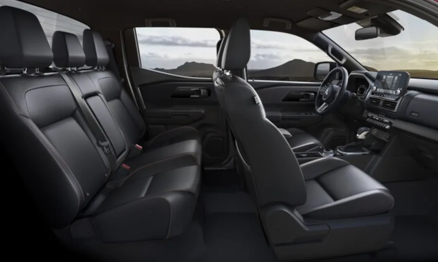 O interior tem espaço para 5 adultos, bancos de couro e ar-condicionado de duas zonas. Conta com câmeras 360°, 8 airbags e controle de cruzeiro adaptativo, elevando o nível de conforto e segurança.