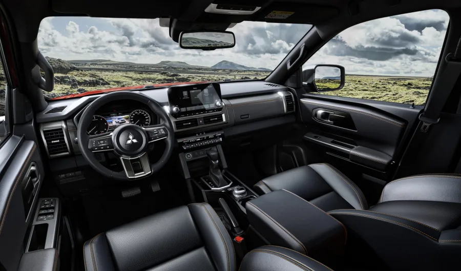 O câmbio automático de seis marchas com conversor de torque oferece trocas suaves e operação simples. O sistema de tração integral permanente melhora a aderência e facilita condução em terrenos difíceis.