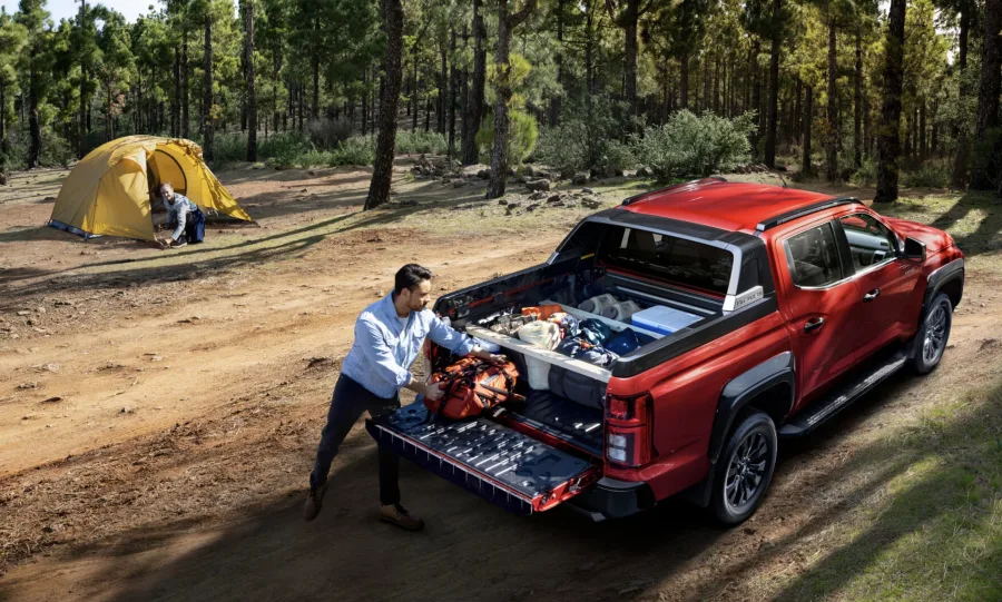 A L200 Triton Katana 2026 é prática no uso urbano e ideal para viagens longas. Oferece 1.046 litros na caçamba, boa posição de dirigir e autonomia de até 889 km, mantendo desempenho eficiente na estrada.