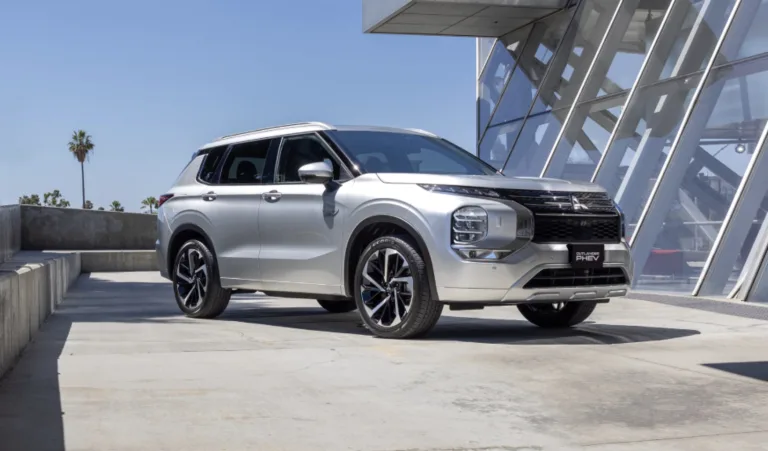 Mitsubishi Outlander HPE-S 2.4 PHEV 2026: Preço, Ficha técnica, Consumo, Equipamentos e Fotos; SUV híbrido de 7 lugares combina força elétrica e conforto