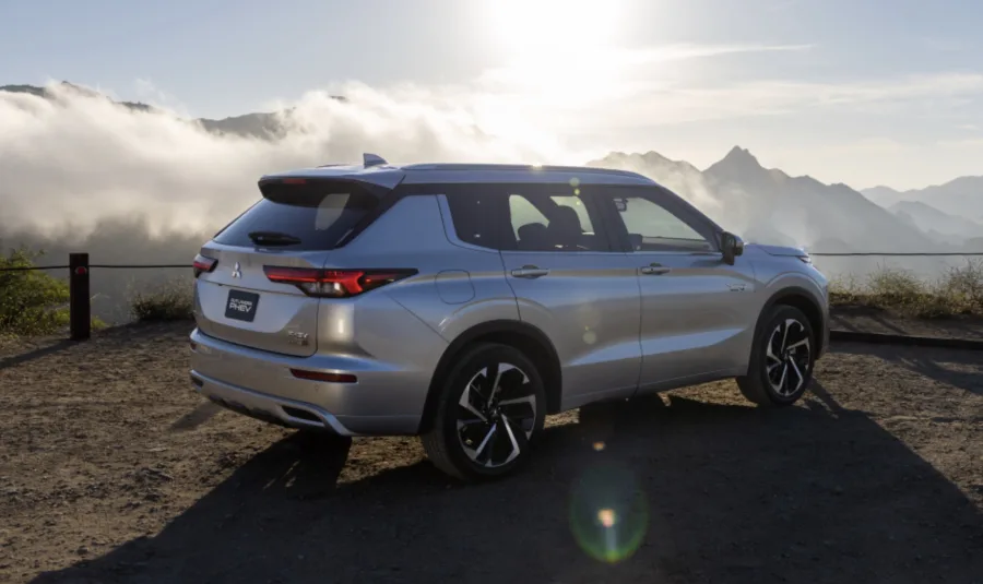 O consumo é de 11,6 km/l na cidade e 10,4 km/l na estrada, e a autonomia total chega a 650 km. A bateria de 20 kWh pode ser recarregada em 3,5 kW, garantindo praticidade para o uso diário.