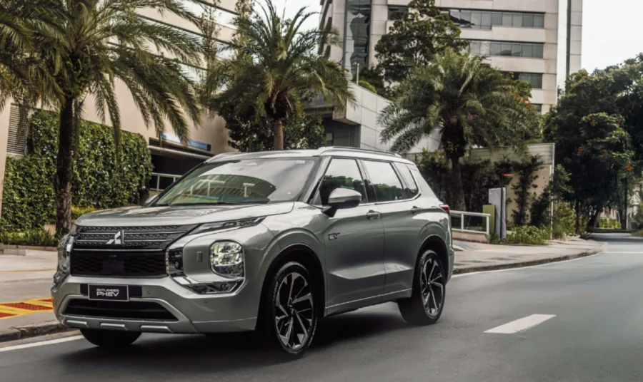 O Mitsubishi Outlander HPE-S 2.4 PHEV 2026 é ideal para famílias que valorizam conforto e sustentabilidade. Seu conjunto híbrido combina autonomia elétrica de 58 km com tração integral eficiente, tornando o uso urbano mais econômico.