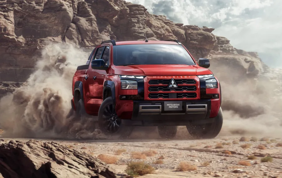 A Mitsubishi L200 Triton Katana 2.4 2026 é uma picape média voltada para quem precisa de força e conforto no dia a dia. Com tração integral, acomoda cinco ocupantes e enfrenta bem qualquer terreno.