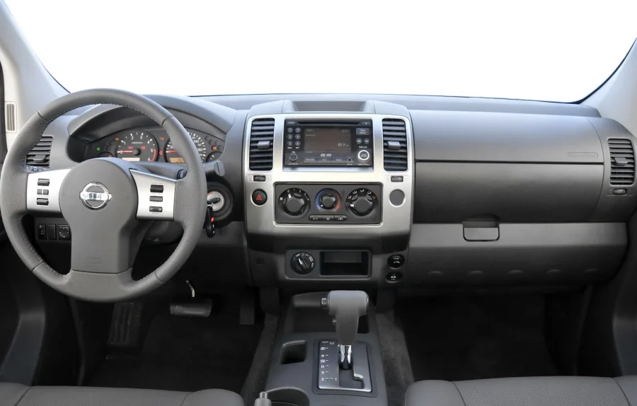 A tração 4x4 e o câmbio automático de cinco marchas garantem dirigibilidade firme; a direção hidráulica é leve, mas o raio de giro é grande.