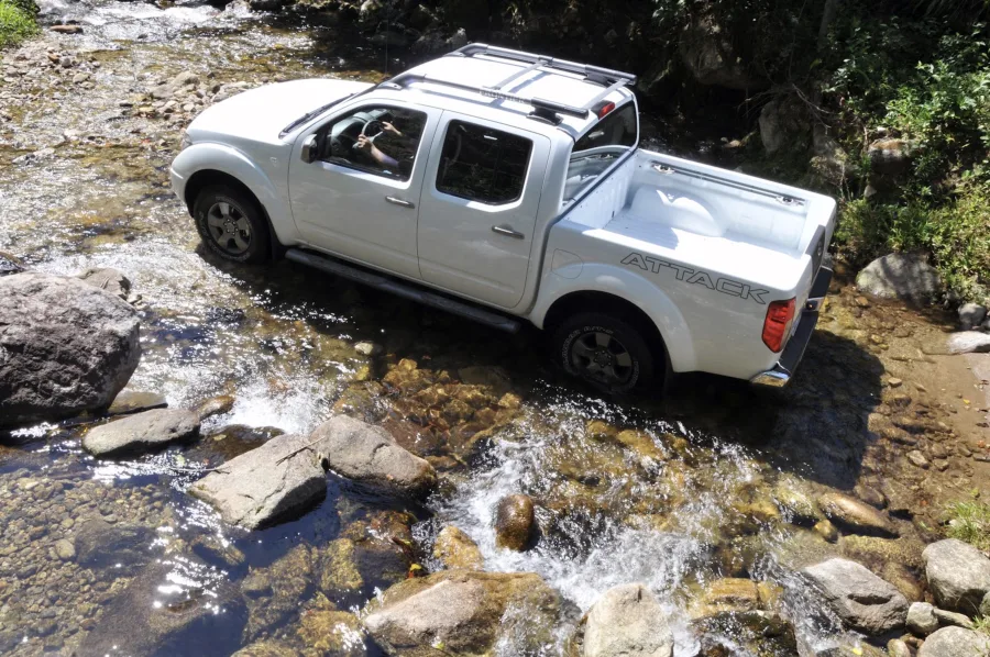 Caçamba de 1.012 litros e carga útil de 1.005 kg fazem da Frontier 2013 uma picape prática para transporte, unindo utilidade, resistência e desempenho.