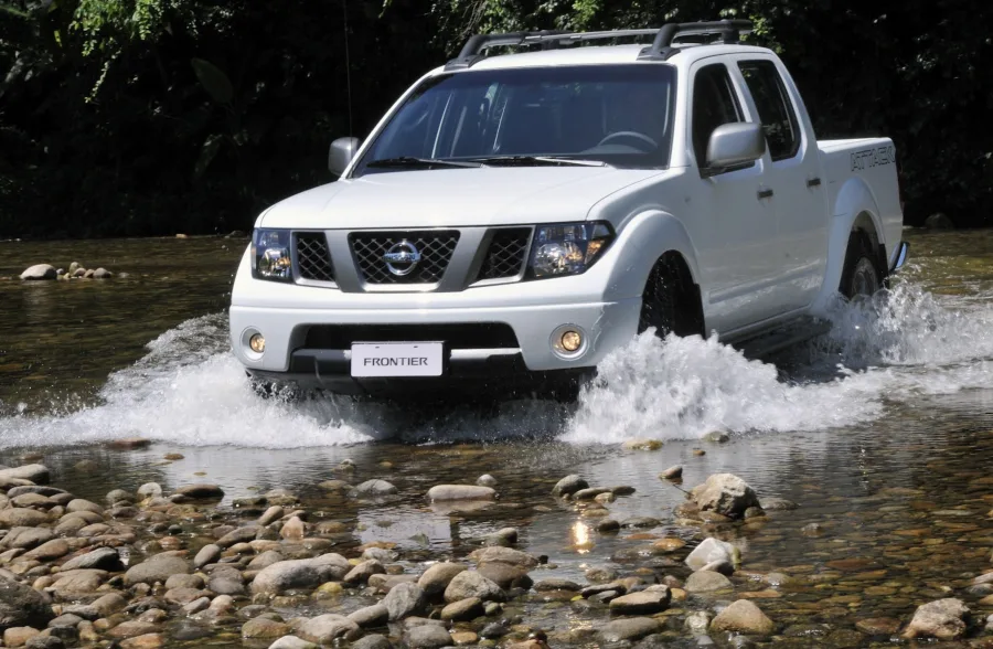 Nissan Frontier LE Attack 2.5 4×4 AT 2013: Preço, Ficha Técnica e Fotos; potência e tração que enfrentam qualquer terreno