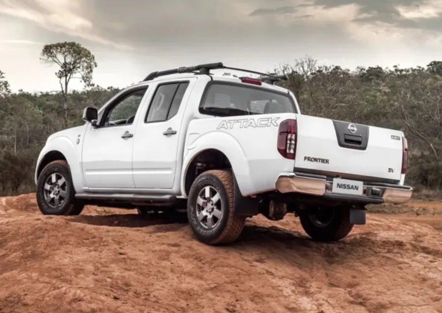 Nissan Frontier SV Attack 2.5 4×4 AT 2015: Preço, Ficha técnica, Consumo, Equipamentos e Fotos; picape tem tração integral e motor turbodiesel potente, ideal para estrada e carga pesada