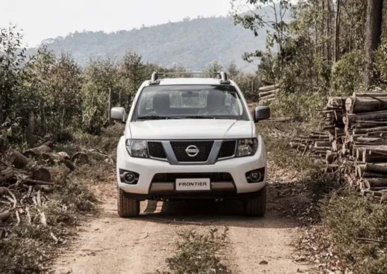 Nissan Frontier SV Attack 2.5 4×4 AT 2015: Preço, Ficha técnica, Consumo, Equipamentos e Fotos; picape tem tração integral e motor turbodiesel potente, ideal para estrada e carga pesada