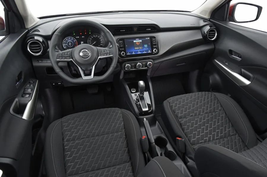 Câmbio CVT com tração dianteira e direção elétrica tornam a condução suave e previsível, mesmo em ruas estreitas.