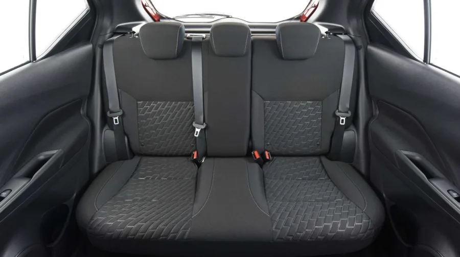 Interior espaçoso para cinco lugares, porta-malas de 432 litros e ergonomia bem acertada, bom para famílias pequenas.