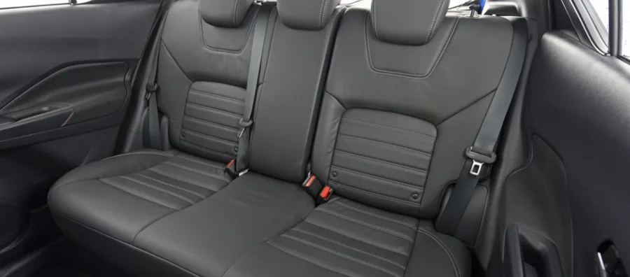 Por dentro, tem espaço para cinco pessoas, 432 litros de porta-malas e bancos de couro. É confortável, com boa visibilidade e som Bose premium. Ideal para quem prioriza conforto.