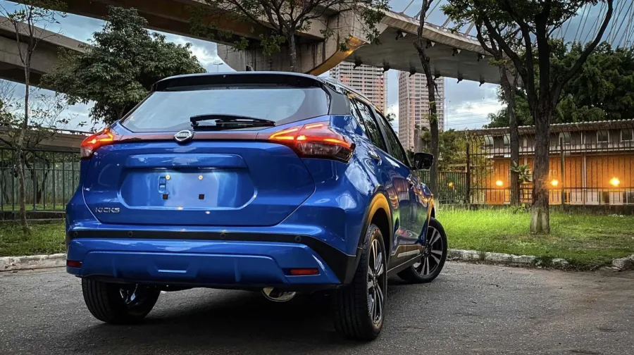 Consome 7,8 km/l com etanol na cidade e 11,4 km/l com gasolina na estrada; tanque de 41 litros garante autonomia de até 566 km, ideal para uso misto.