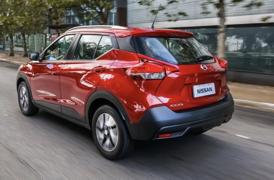 Consumo urbano de 11,4 km/l e rodoviário de 13,7 km/l com gasolina. Tanque de 41 litros garante autonomia de até 560 km.