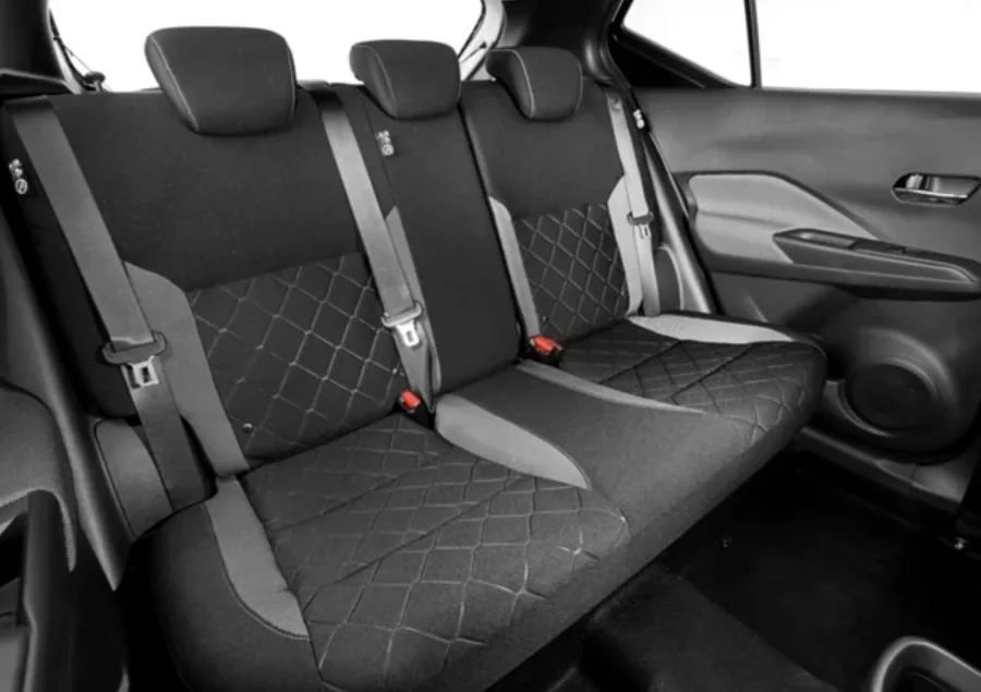 O interior comporta 5 ocupantes com conforto, porta-malas de 432 litros e acabamento simples, mas funcional, ideal para famílias pequenas.