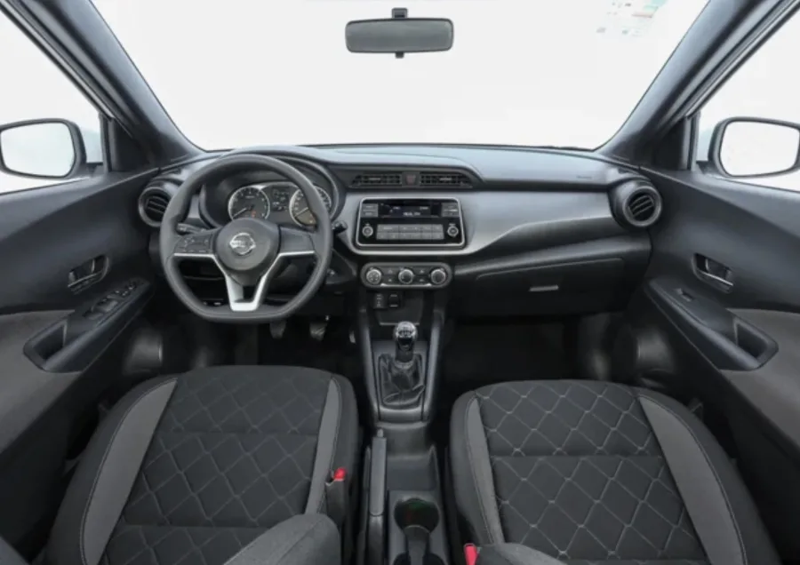 A transmissão manual de 5 marchas e a tração dianteira garantem condução simples, com direção elétrica precisa e bom raio de giro em manobras.