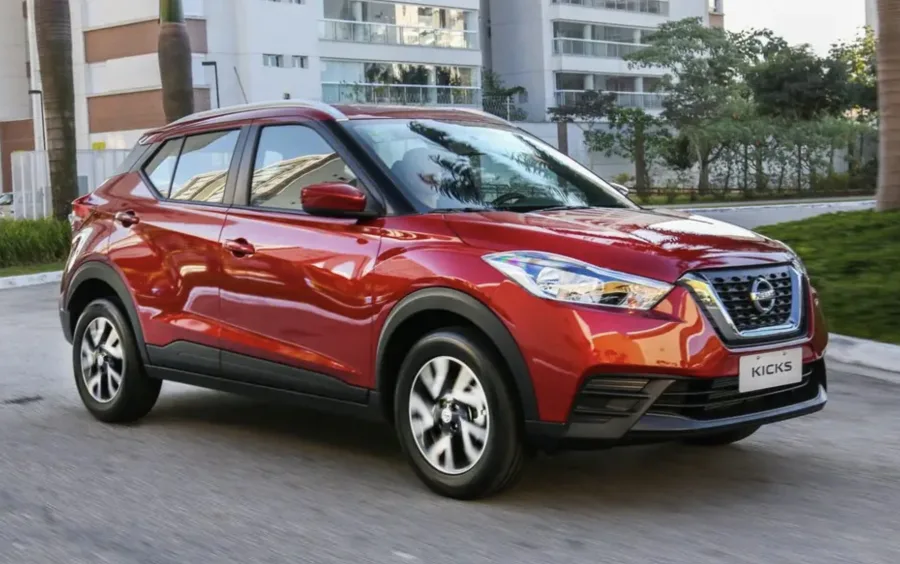 O Nissan Kicks surgiu em 2016 e, quase dez anos depois, ainda está à venda. Isso não acontece por nostalgia, mas por um comportamento que o tempo tratou de validar.