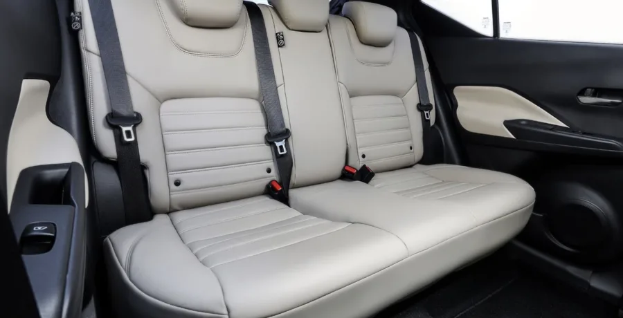 O interior acomoda cinco pessoas, traz bancos de couro e porta-malas de 432 litros, combinando conforto e funcionalidade.