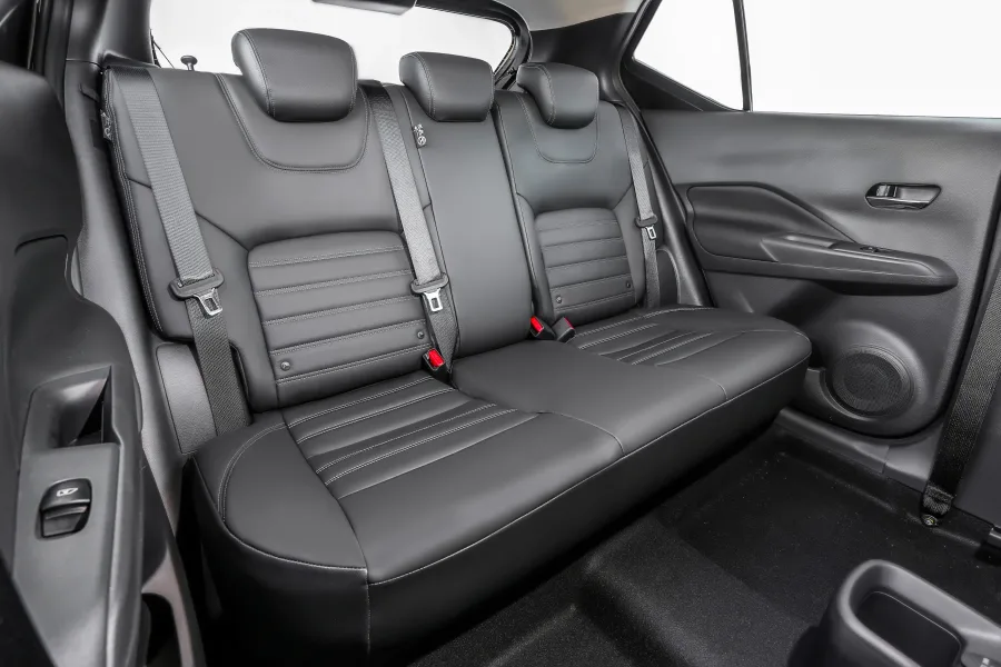 O interior acomoda cinco pessoas com conforto, e o porta-malas de 432 litros é suficiente para viagens em família. É um carro prático e funcional para uso diário.