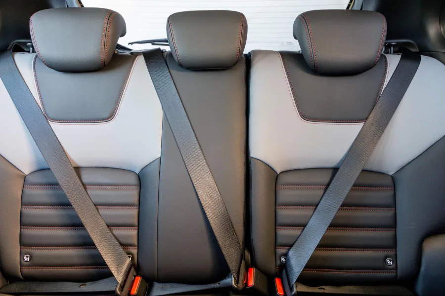 Interior tem cinco lugares, bancos em couro, ar-condicionado e porta-malas de 432 litros. Conforto bom para o dia a dia.