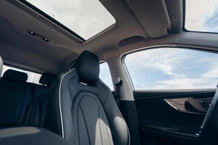 Com cinco lugares e 372 litros de porta-malas, o interior traz bancos de couro, ar digital de duas zonas, teto solar e pacote completo de segurança com frenagem automática e câmeras 360°.