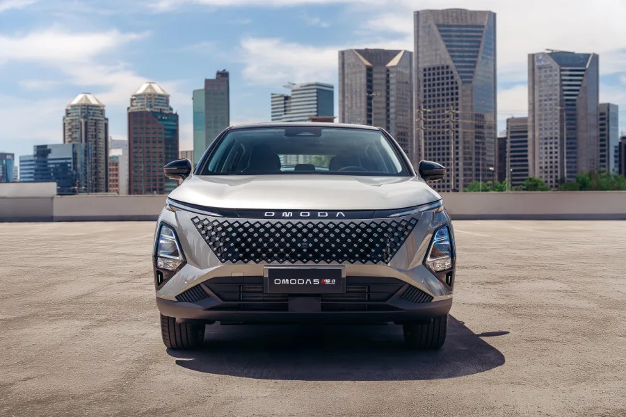O Omoda 5 HEV chegou antes e já ocupa o espaço de SUV híbrido com maior apelo, entregando 224 cv e consumo urbano de 15,1 km/l, destacando eficiência e design futurista.