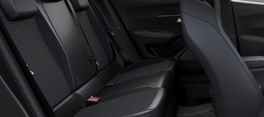 O interior comporta cinco ocupantes, traz central multimídia de 10,3", volante multifuncional e seis airbags, garantindo bom nível de conforto e segurança.