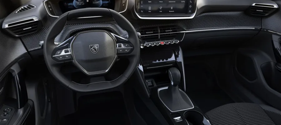 O câmbio automático CVT com simulação de sete marchas oferece trocas suaves e prioriza conforto, tornando o SUV leve de conduzir e eficiente no trânsito urbano.