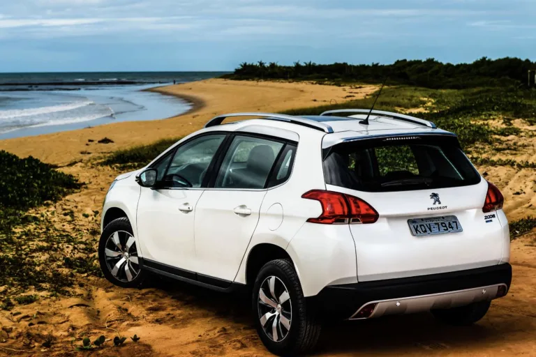 Peugeot 2008 Griffe 1.6 Turbo 2015: Preço, Ficha técnica, Consumo, Equipamentos e Fotos; SUV compacto une conforto, tecnologia e estilo europeu no uso urbano