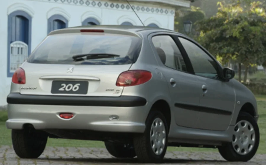 Com consumo médio de 10,7 km/l na cidade e 14,2 km/l na estrada, o tanque de 50 litros garante autonomia de até 710 km, ótimo para o dia a dia.