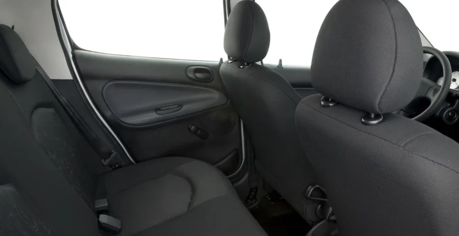 O interior acomoda 5 pessoas e o porta-malas de 245 litros atende bem famílias pequenas. Confortável e simples, é ideal para deslocamentos urbanos diários.