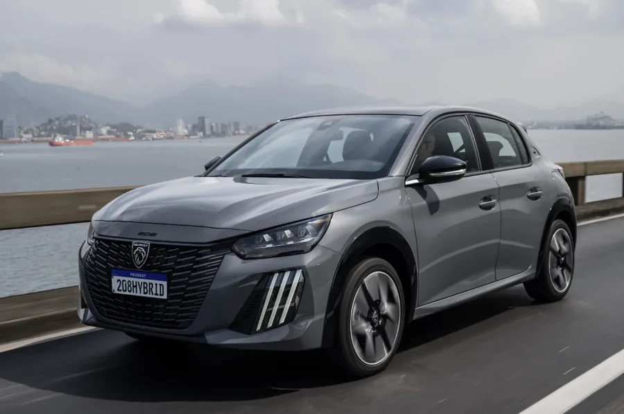 Peugeot 208 GT Hybrid 2026: do ronco mecânico ao sussurro elétrico, a metamorfose de um hatch
