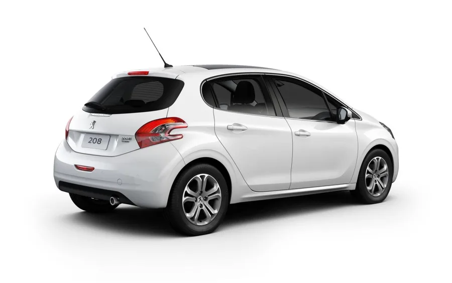 O consumo varia entre 6,5 km/l na cidade e 11 km/l na estrada, com tanque de 55 litros e autonomia de até 600 km.