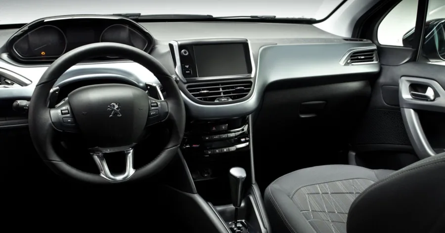 A transmissão automática de 4 marchas é simples, mas confiável. Direção elétrica torna o carro leve e fácil de manobrar.