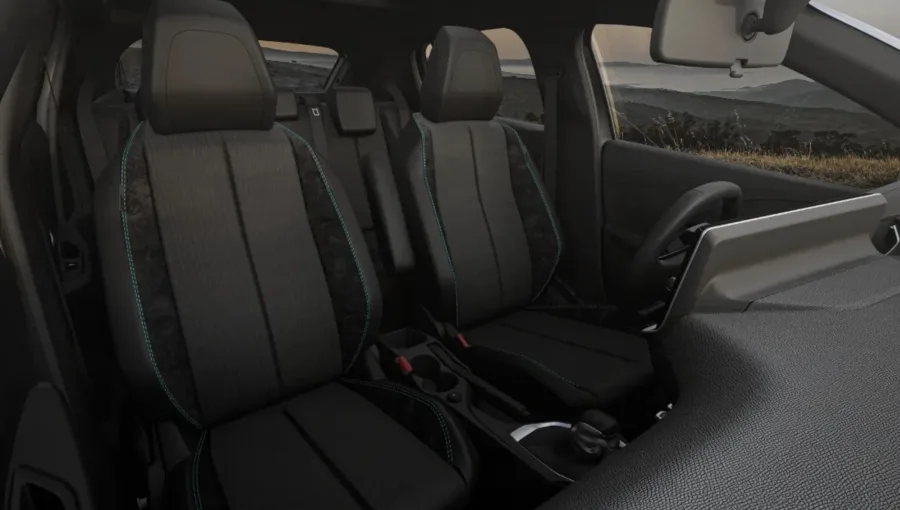 O modelo leva 5 pessoas, tem porta-malas de 265 litros, teto panorâmico, ar automático e pacote de segurança com controle de estabilidade, ISOFIX e 4 airbags de série.