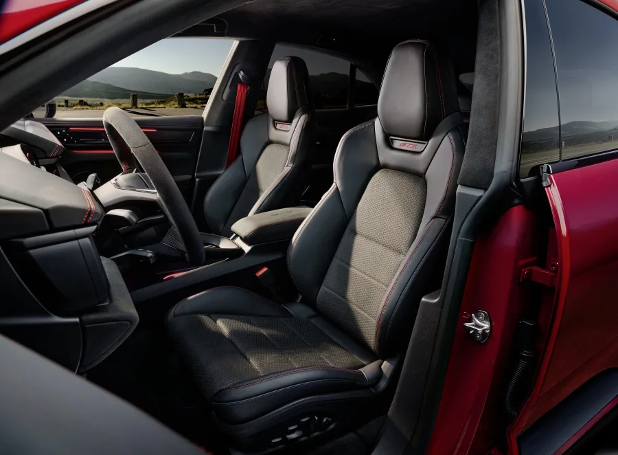 O sistema de som Porsche Electric Sport Sound reforça o caráter esportivo, simulando o ronco típico dos motores GTS em modos Sport e Sport Plus.