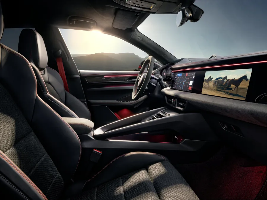 Por dentro, o acabamento combina couro e Race-Tex, com bancos esportivos e painel digital 3D que exibe o carro na cor real da carroceria.